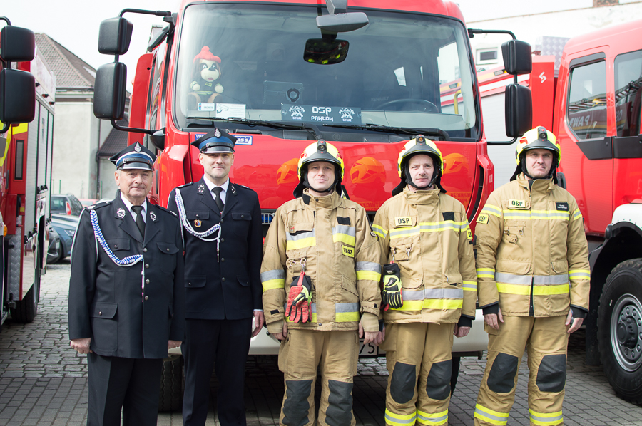 Strażacy z Pawłowa z wozem, który trafił do jednostki. Na zdjęciu od lewej: prezes Henryk Kasper, naczelnik Artur Kasper, Mirosław Wyrtki, Piotr Kulik, Martin Malcharczyk.