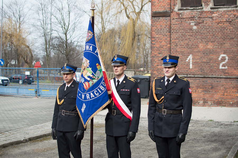 Poczet sztandarowy PSP w Raciborzu. Od lewej stoją: Bartosz Ciuruś, Łukasz Mrowiec, Patryk Wyglenda (dowódca).