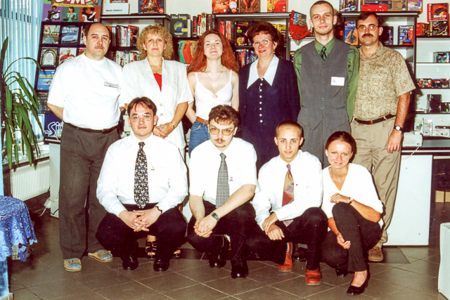 Zespół BIT-u. Od lewej stoją: Ryszard Szramek, Urszula Mazur (Lukoszek), Agnieszka Pawłowska, Maria Pyka, Piotr Pustuła, Piotr Palczewski. Z przodu: Grzegorz Zieliński, Roman Lenort, Michał Gruszczyk „Miki” i praktykantka Karina.