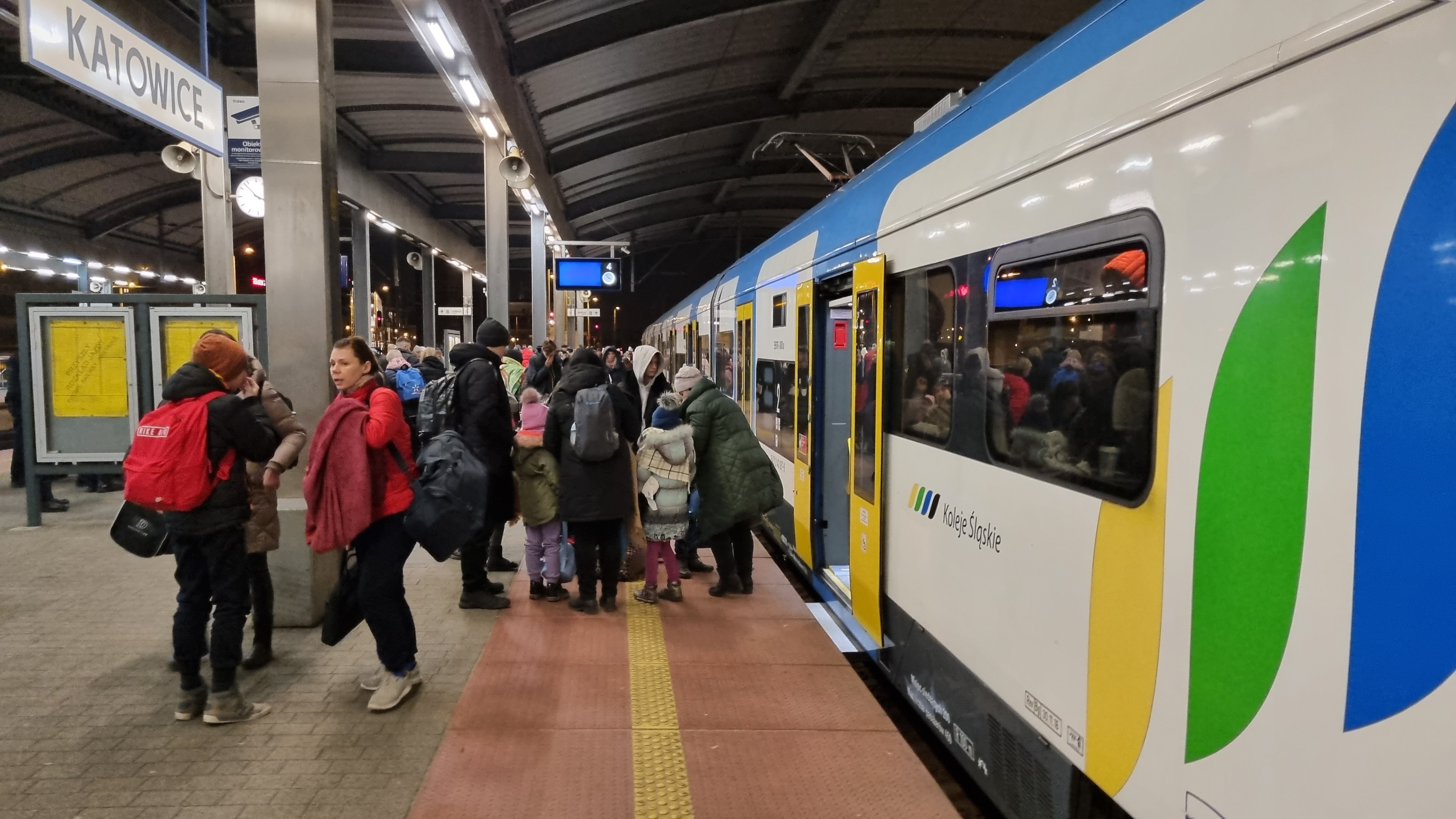 Uchodźcy pociągami specjalnymi Kolei Śląskich przejeżdżają do Katowic