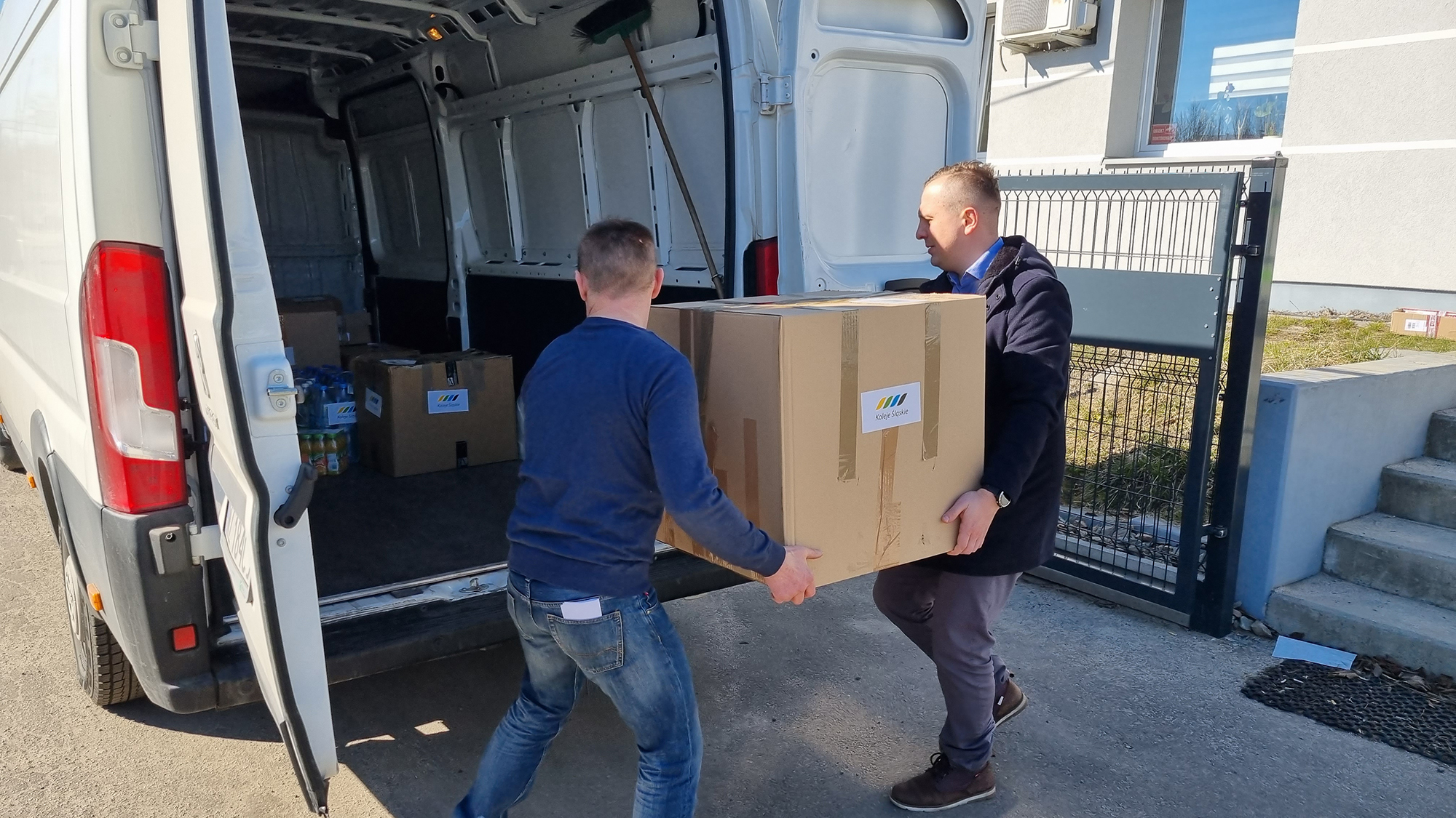 Transport produktów dla uchodźców zebranych przez pracowników Kolei Śląskich