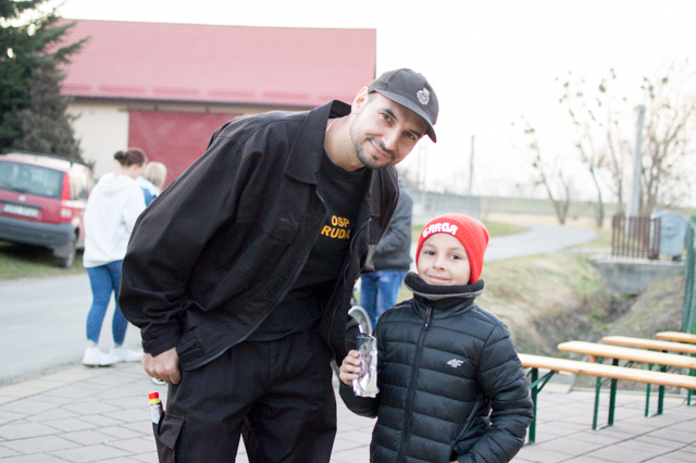 Paweł Wanke należy do OSP Ruda od 13. roku życia. Dziś ma 35 lat. Strażacką pasję ojca podziela jego syn - Alan.