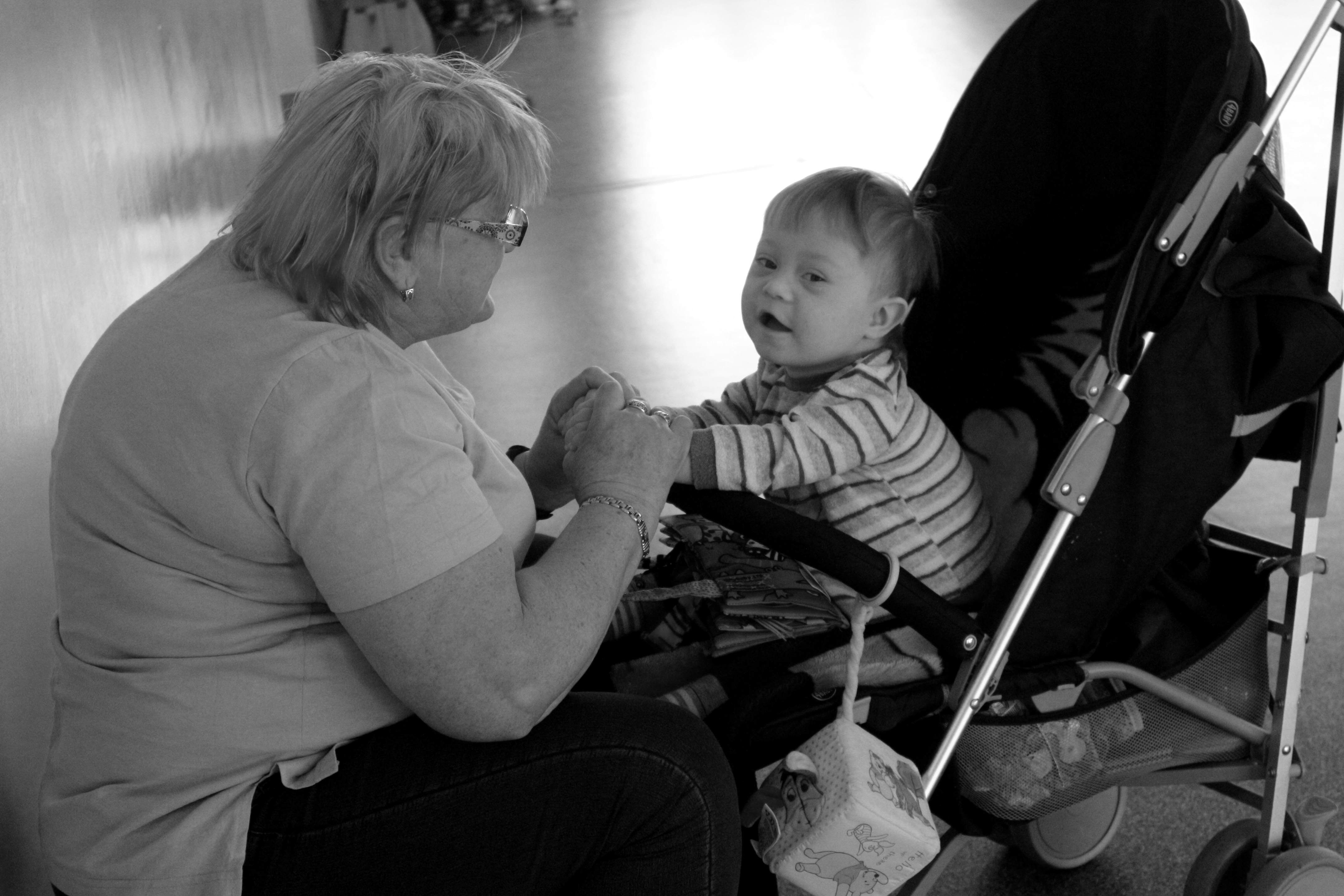 Zabawy są dobrą terapią, aby choć na chwilę zapomnieć o krzywdach. Na zdjęciu babcia, bawiąca się z wnukiem.