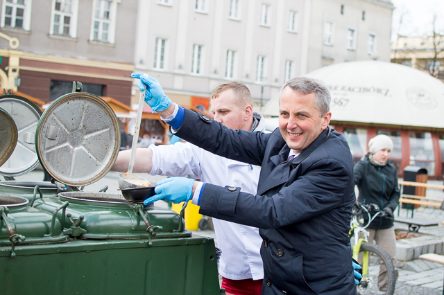 Do wydawania barszczu białego zatrudniono również prezydenta Dariusza Polowego. Żartował, że Polowy został zagoniony do kuchni polowej.