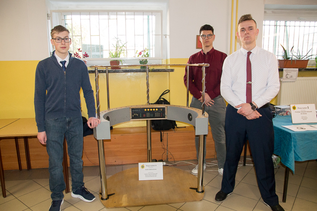 Szymon Trzęsimiech, Mateusz Bogusz i Krzysztof Krolik wykonali harfę elektroniczną. Dźwięki są wydawane po przerwaniu wiązki laserowej.