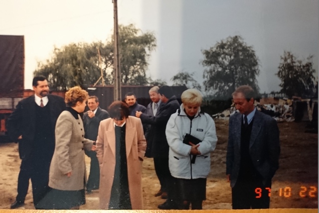 Andrzej Markowiak w rozmowie z Barbarą Blidą na budowie osiedla dla powodzian w Raciborzu – listopad 1997 r.