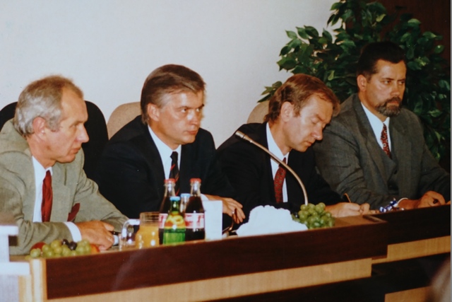 Spotkanie w urzędzie miasta po centralnej inauguracji roku szkolnego 1 września 1997 roku. Od lewej siedzą: wiceminister Adam Markowski, premier Włodzimierz Cimoszewicz, prezydent Raciborza Andrzej Markowiak i przewodniczący rady Tadeusz Wojnar.