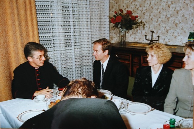 Przy wspólnym stole na plebanii w Brzeziu siedzą: ks. prałat Wiktor Skworc – wikariusz generalny Kurii w Katowicach, Andrzej Markowiak, Ewa Markowiak i Bożena Majnusz. 18 listopada 1996 rok.