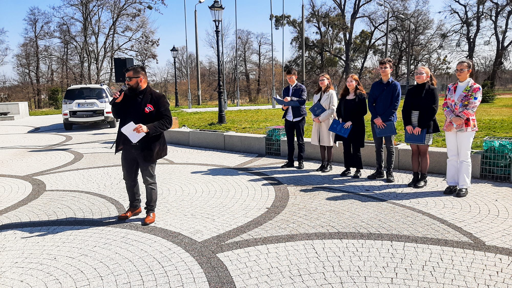 Nauczyciel historii Wojciech Gdesz oraz uczniowie ósmych klas: Mikołaj Powroźnik, Amelia Krauze, Julia Kapusta, Dominika Jezusek, Krystyna Kojder i uczeń Młodzieżowego Ośrodka Wychowawczego Odyseusz Wilga.