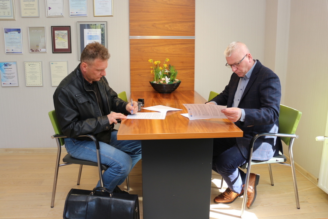 Podpisanie umowy, na zdjęciu Wojciecha Ruchała z ERGOBUD w Nędzy i wójt Kornowaca Grzegorz Niestrój