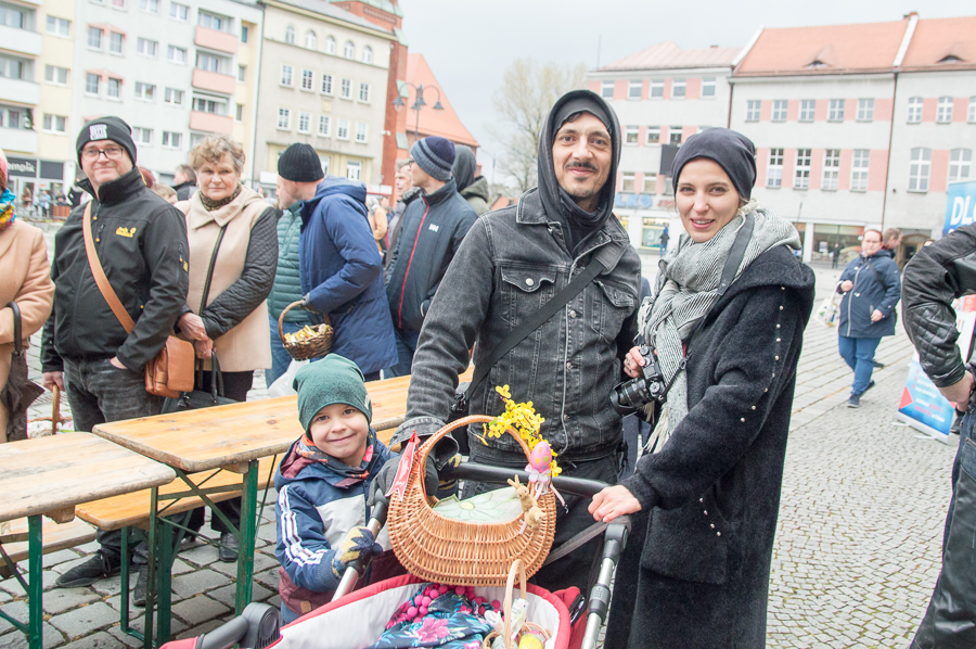 Franek Franasowicz, Piotr Franasowicz, Roksana Lewak i mała Zoja (w wózeczku) podczas tegorocznego śniadania wielkanocnego na rynku w Raciborzu.