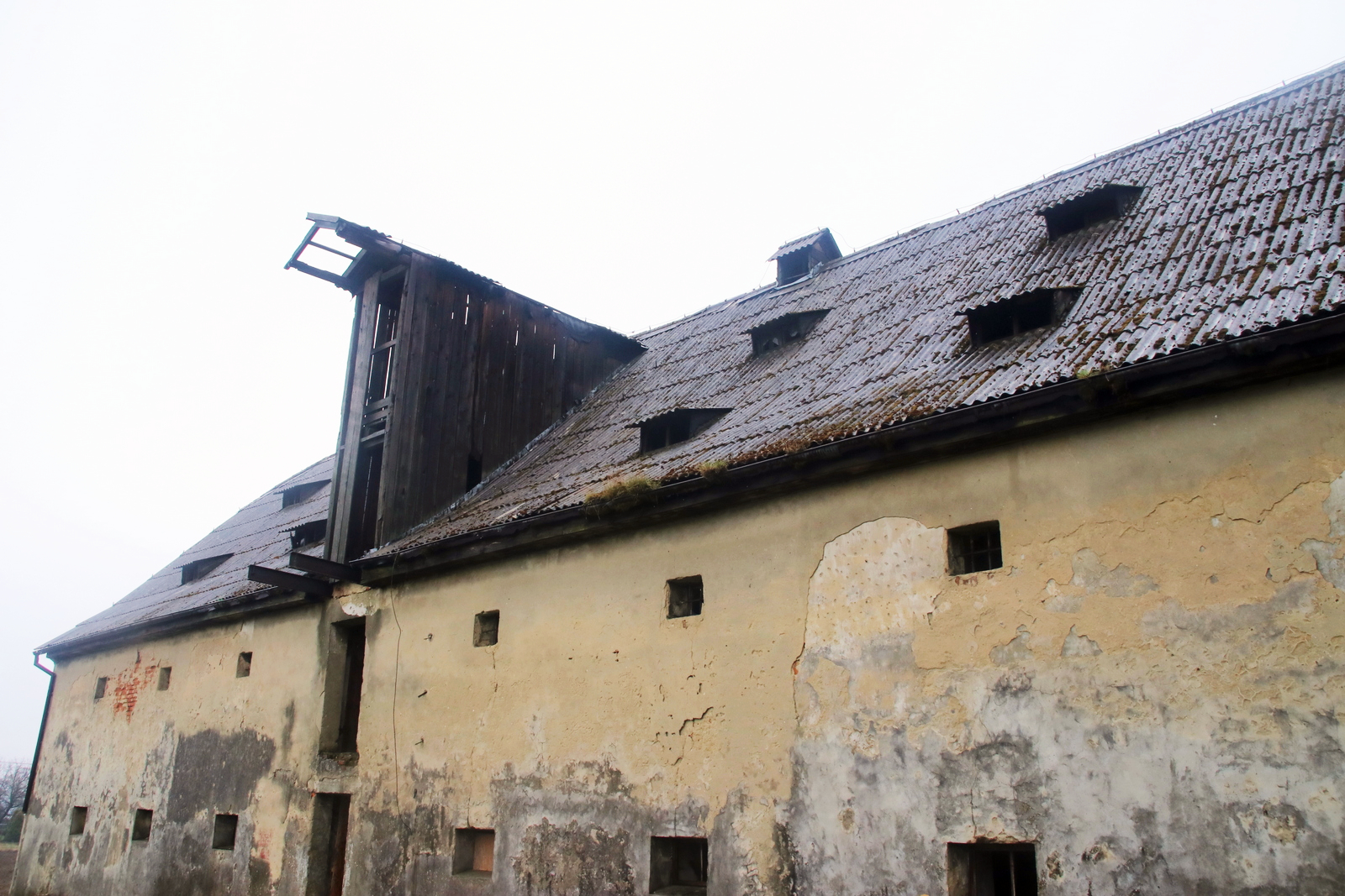 W planach jest także odmiana spichlerza. - Będziemy szukać pieniędzy, aby ten dach zabezpieczyć - wyjaśnia Osak, opierając się na rozmowie z wójtem Piotrem Rybką