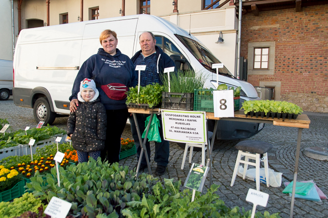 Państwo Weronika i Rafał Kubielas prowadzą gospodarstwo rolne przy ul. Mariańskiej w Raciborzu. W zamkowym jarmarku biorą udział pierwszy raz. W sprzedaży warzyw i ziół pomaga im chrześnica Estera.