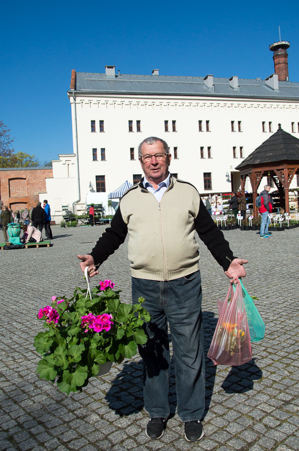 Jan Nowak z Krzanowic zaopatrzył się na jarmarku w pelargonie, paprykę i bratki.