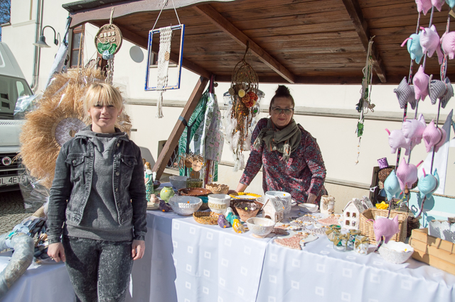 Nikol Niestrój i Agnieszka Nienartowicz sprzedają na jarmarku cuda wykonane przez uczestników Warsztatu Terapii Zajęciowej w Raciborzu.