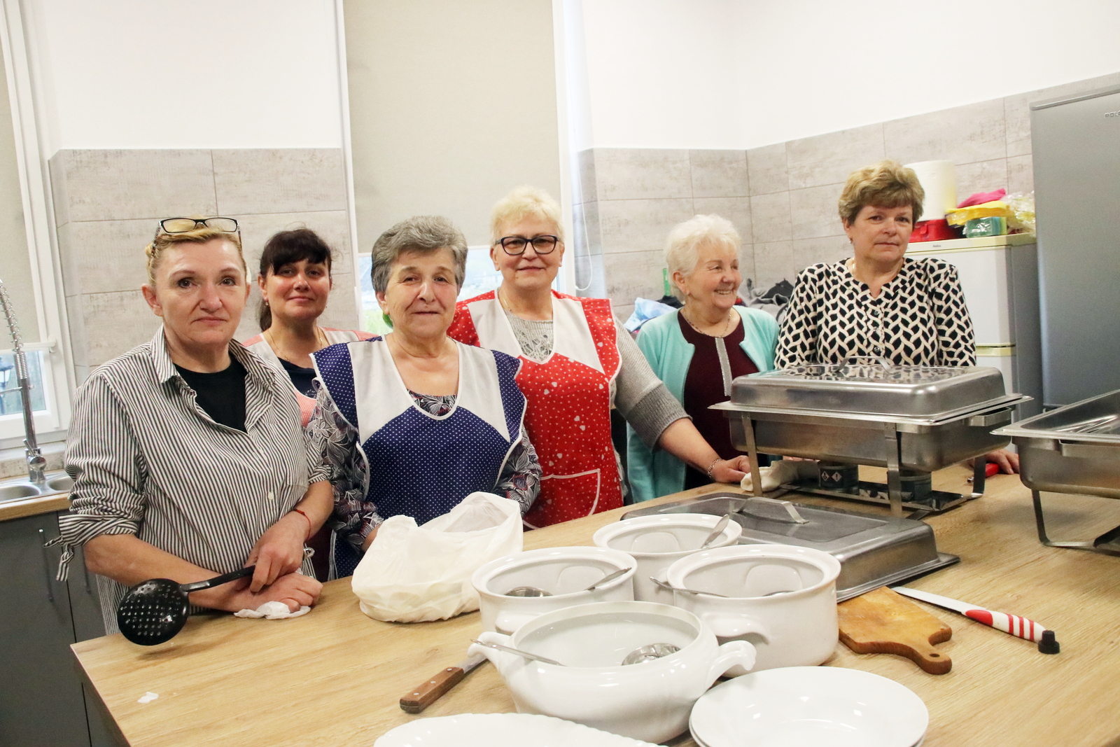 W kuchni ośrodka kultury w trakcie trwania wydarzenia dania przygotowywały: pani Mirka z Ukrainy oraz członkinie KGW Kobyla: Jadwiga, Kornela, Wiesława, Krystyna i Grażyna