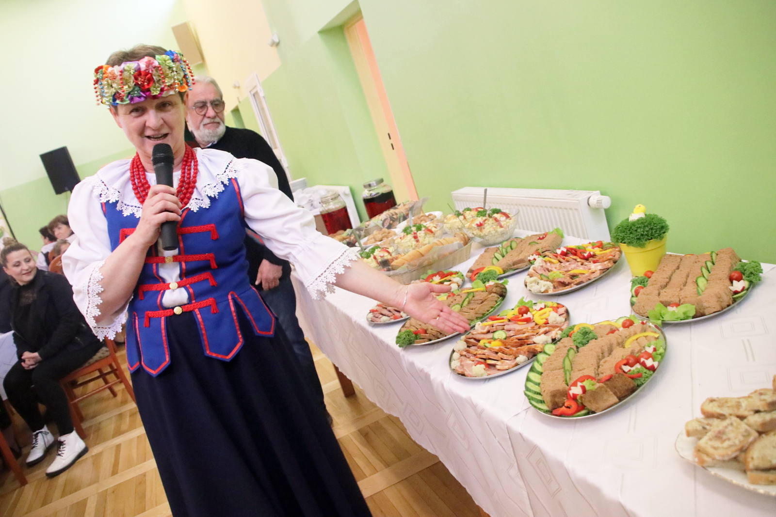 Emilia Wieczorek prezentowała dania, które na wielkanocne spotkanie przygotowało KGW w Łańcach. Podano: karczek pieczony i pasztet