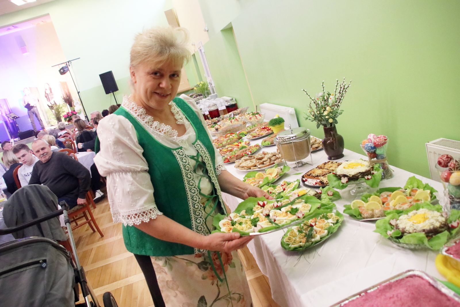 Urszula Gorywoda prezentowała dania przygotowane przez KGW w Pogrzebieniu wspólnie z Ukrainkami. Panie zaserwowały: jajka faszerowane, galaretę, pasztet, zapiekankę z grzybami, żurek i chleb ze smalcem