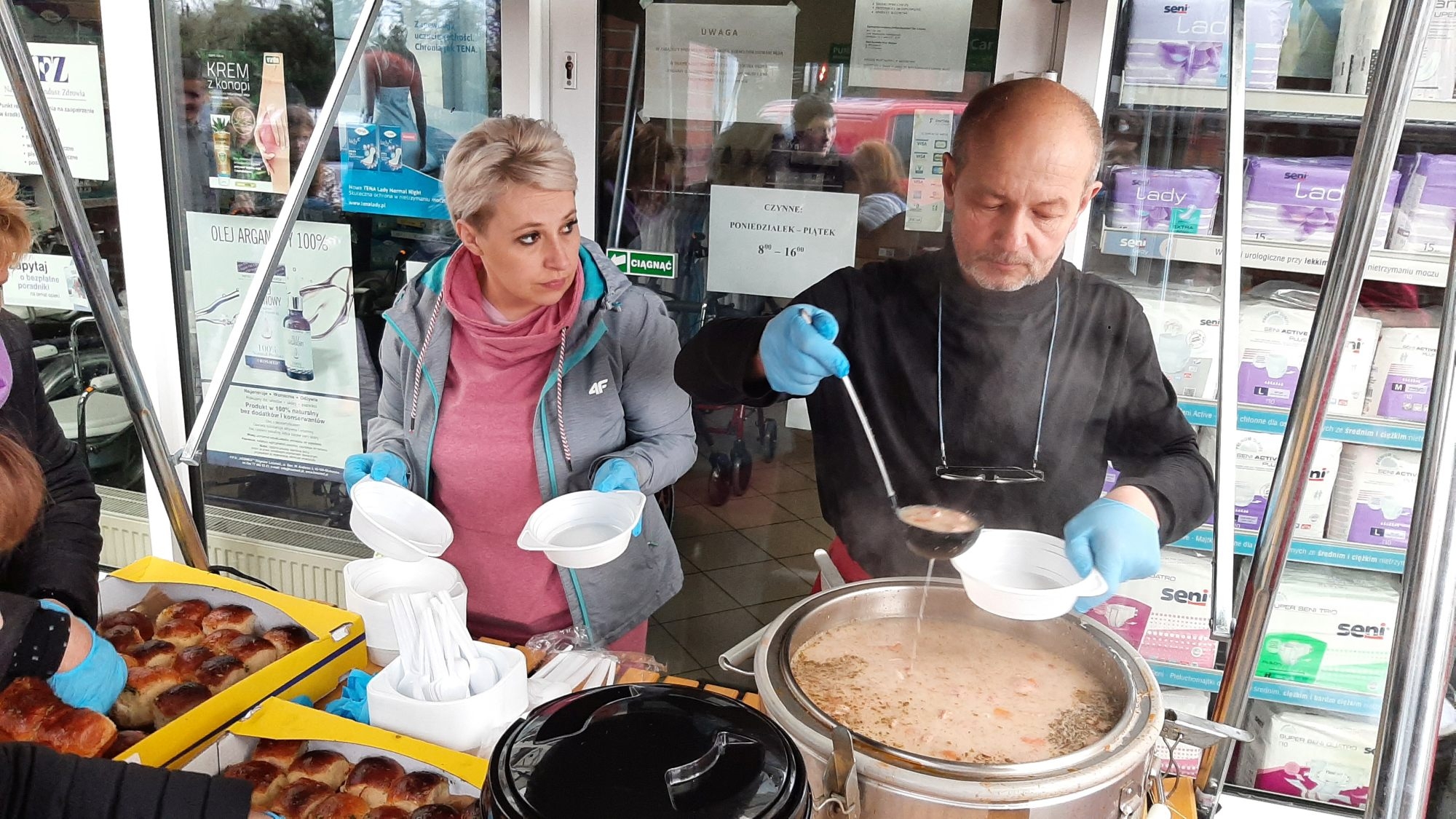 Justyna Poloczek z MOKSiR i Bernard Kowol z "Kuźni Przyszłości" serwują ciepły posiłek dla gości