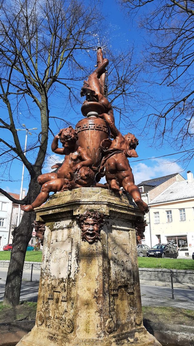 Fontanna z 1897 r. na oderskim rynku. Jej twórcą jest wiedeński rzeźbiarz Emil Zimmermann.