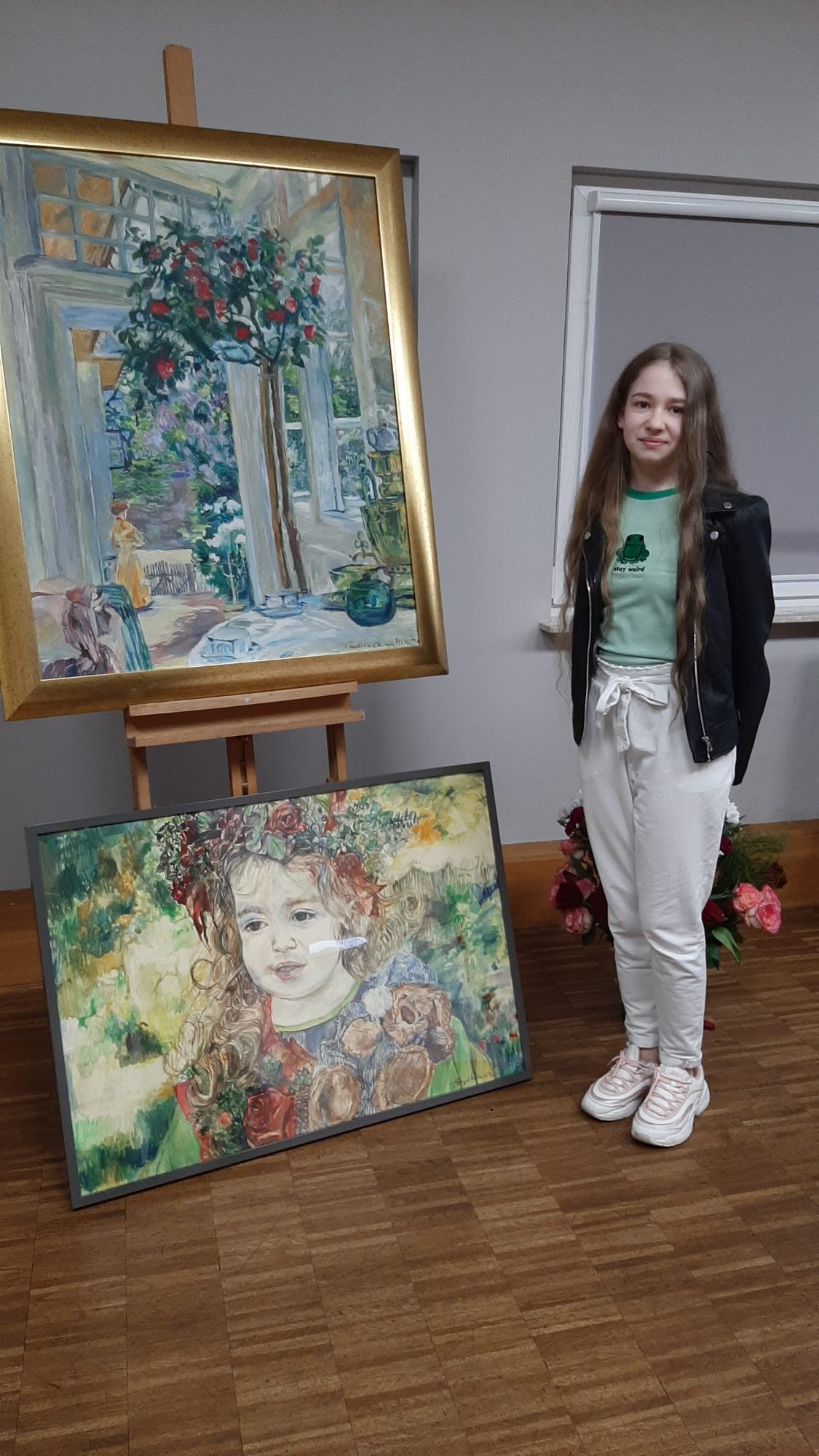 Lena Prządkiewicz obok portretu dziewczynki autorstwa swojej cioci