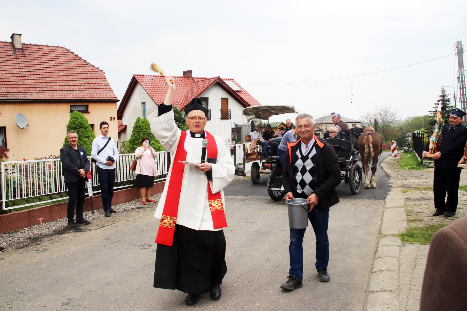 Uczestnicy procesji zatrzymali się przy czterech krzyżach i jednej kapliczce, na zdjęciu proboszcz miejscowej parafii, ks. Marek Głuch SDB oraz sołtys Eugeniusz Kura