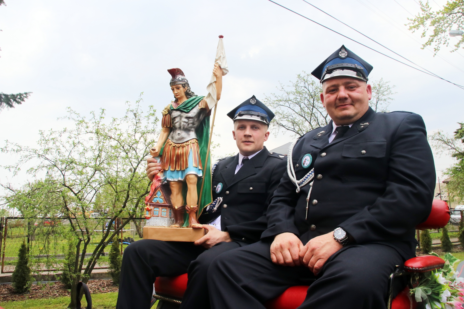 Figurę św. Floriana trzymali przedstawiciele OSP Pogrzebień. Na zdjęciu: Adam Krasek i Jacek Kowol
