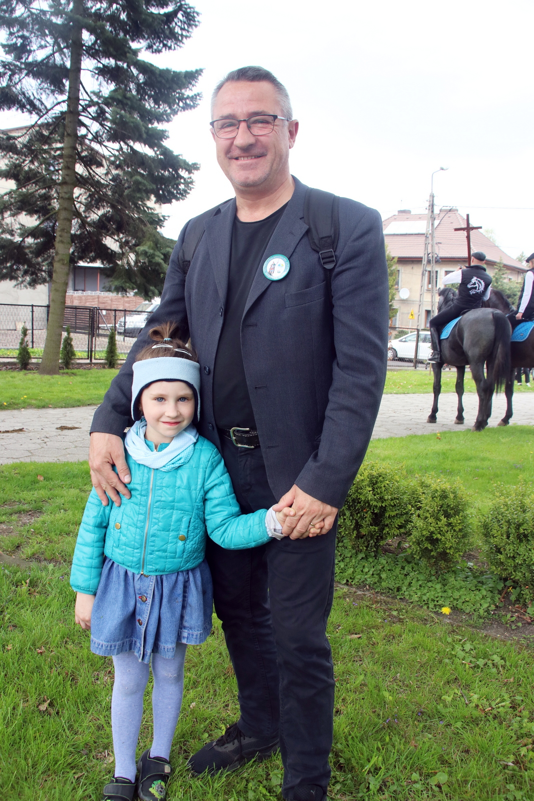 W procesji uczestniczył też Marian Zimermann, przewodniczący Rady Gminy Kornowac. Do zdjęcia pozuje z córeczką, Antoniną