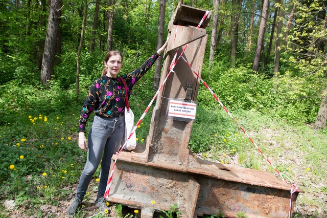 Zapory przeciwczołgowe tego typu znajdowały się nad i pod ziemią - u góry znajdował się szlaban forteczny z mocowaniem, natomiast do gruntu wkopywano długie wzmocnienie, które zapewniało konstrukcji stabilność potrzebną do zatrzymania pojazdów opancerzonych. Wkrótce zapora przeciwczołgowa w Oborze również zostanie częściowo wkopana w ziemię.