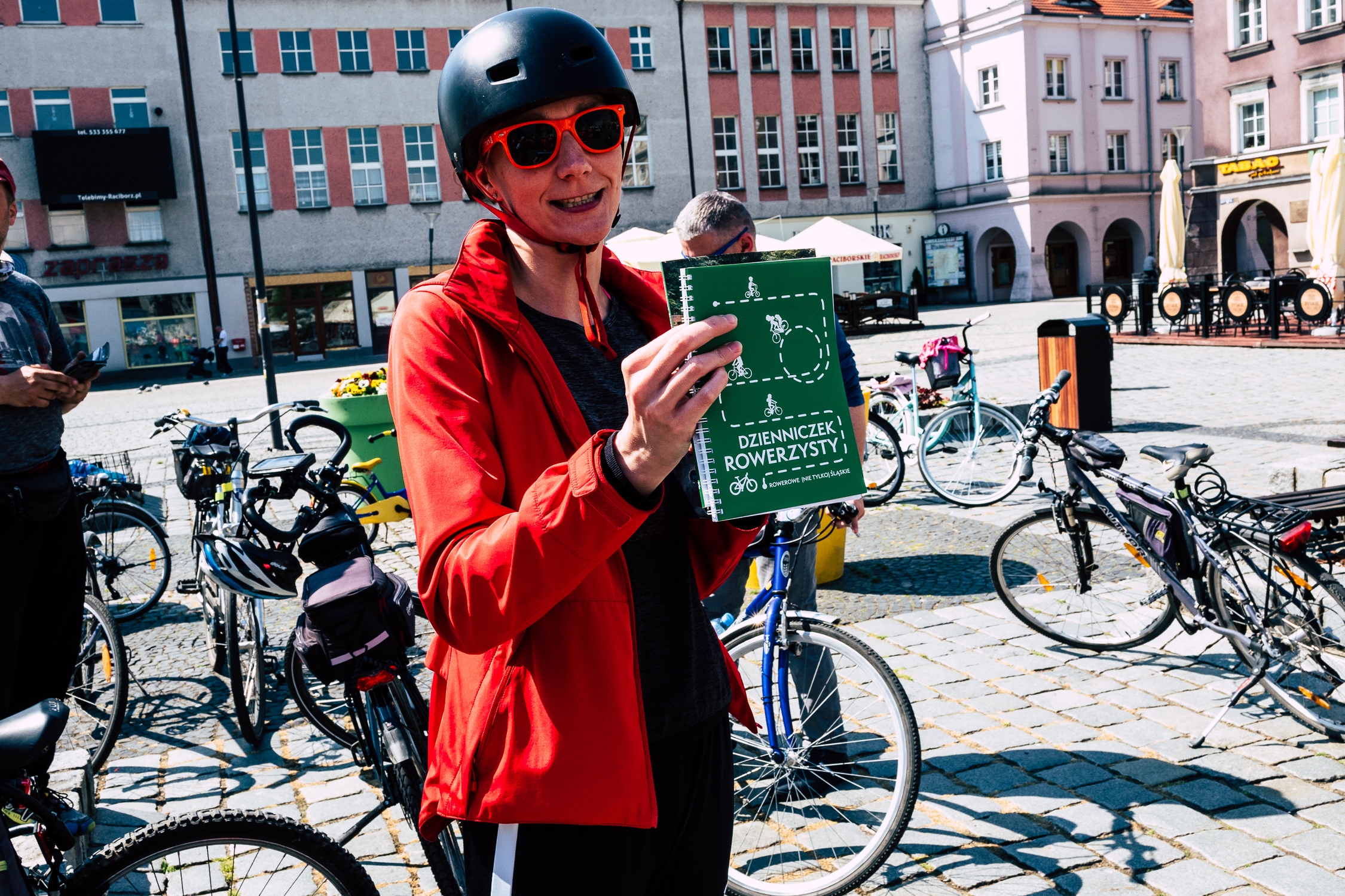 Dla uczestników rajdu Przewodnik rowerowy po Raciborzu i okolicach był gratis, Karolina Kunicka zachęcła do nabycia innych folderów dla rowerzystów w Visit Racibórz