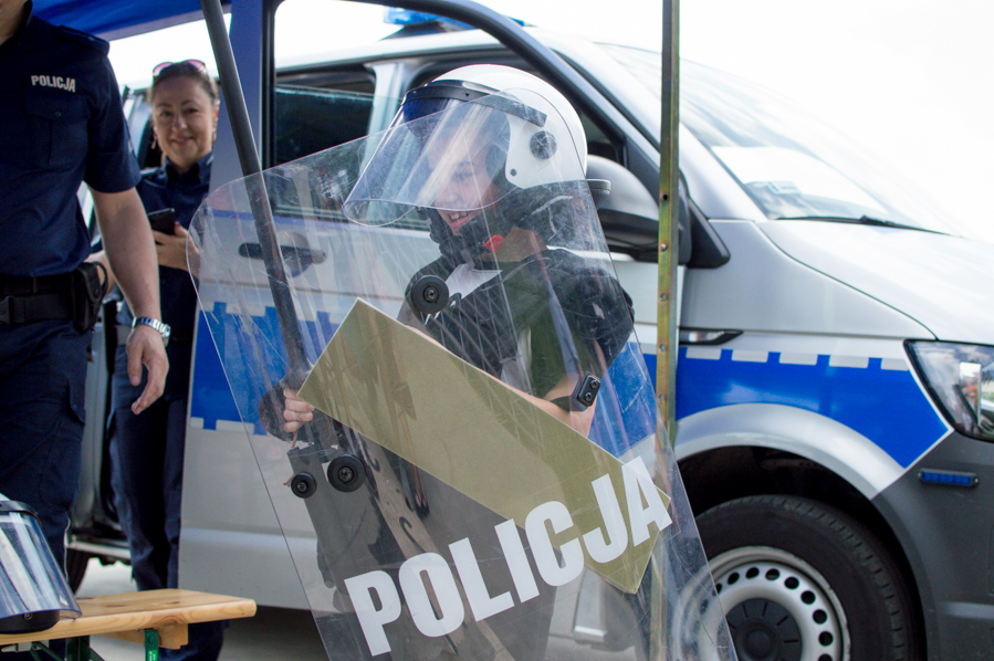 Filip Dziwisz był zachwycony festiwalem. Na zdjęciu w policyjnym stroju używanym podczas zabezpieczania imprez o podwyższonym ryzyku.