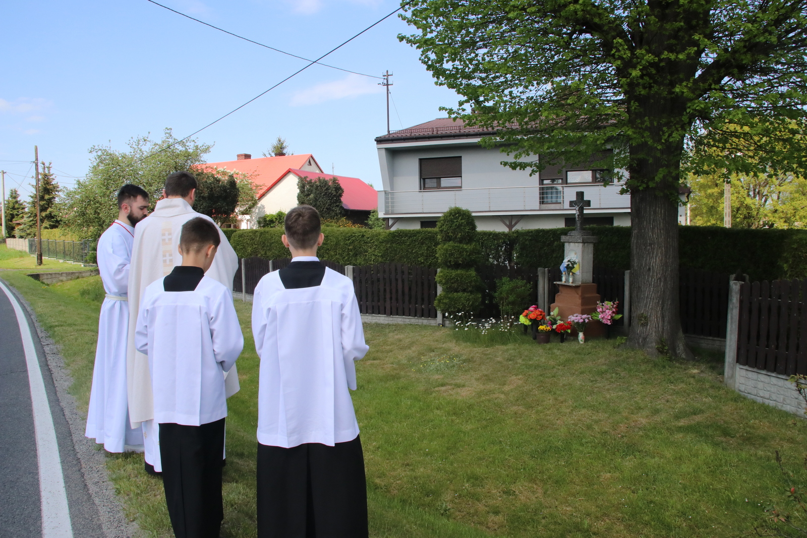 Po mszy świętej wierni udali w procesję błagalną do krzyży. Na zdjęciu pierwszy krucyfiks, który odwiedzili, znajduje się na skrzyżowaniu ulic: Raciborskiej ze Skośną