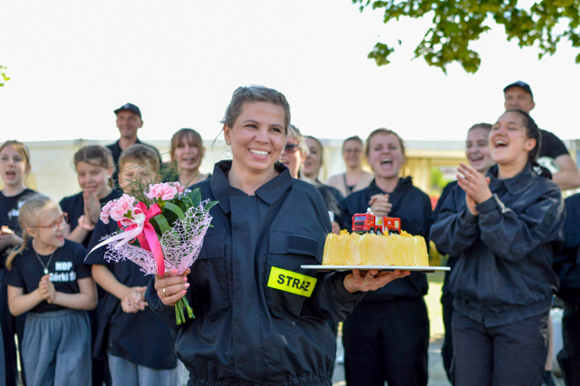 Czy strażaczka mogłaby dostać lepszy prezent urodzinowy niż mistrzowski tytuł? Z pewnością nie, ale kwiaty i tort ze strażackim motywem sprawiły, że ten dzień był dla Zuzanny Kani jeszcze piękniejszy.