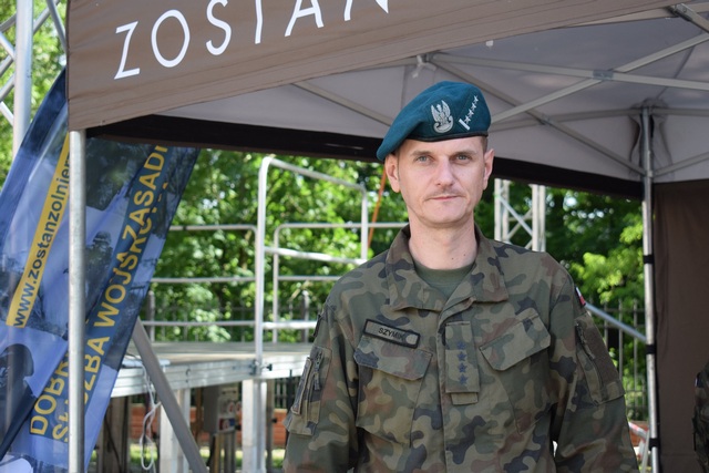 Kapitan Michał Szymik nadzorował organizację pikniku militarnego.