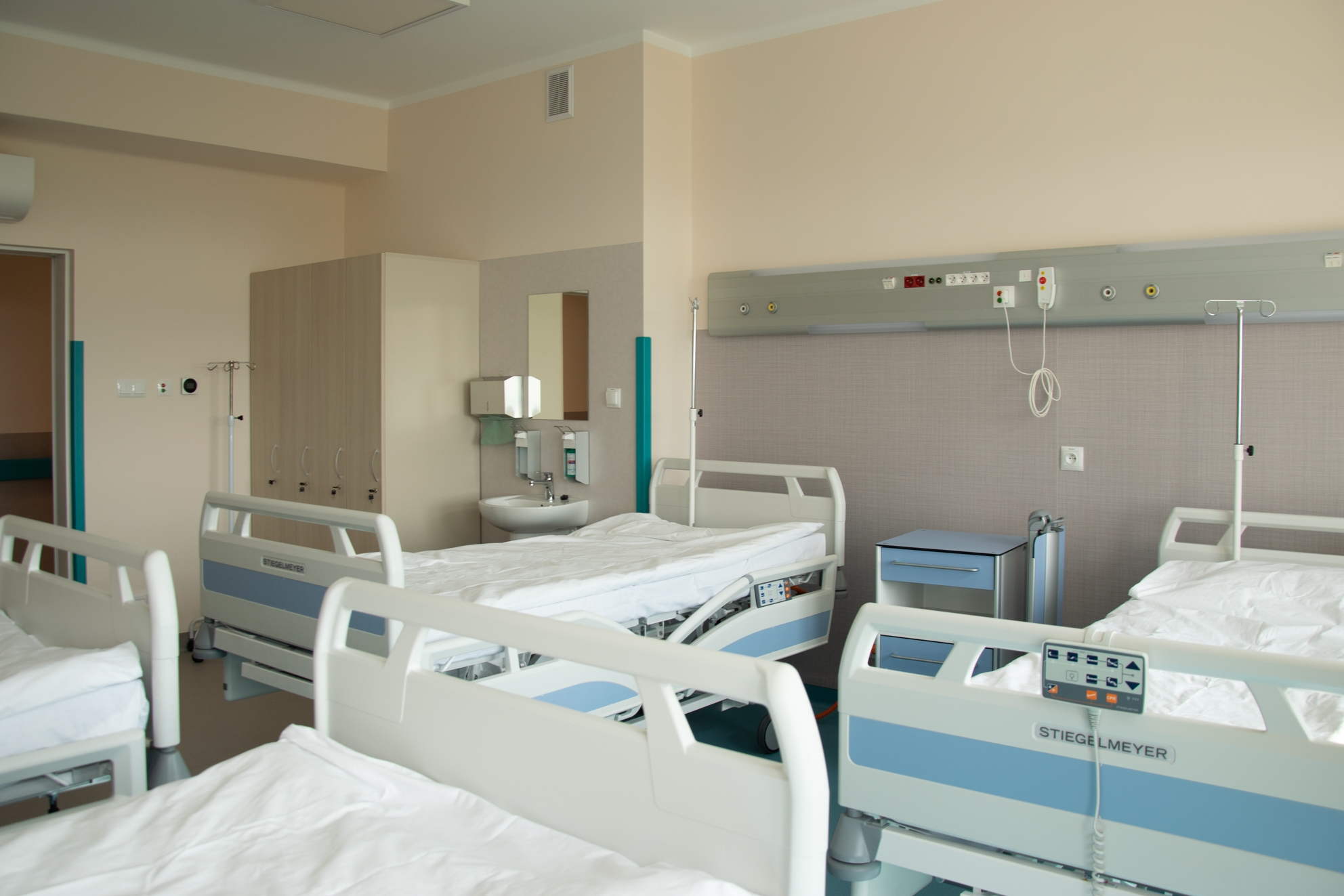 W salach dla pacjentów są 4 łóżka, szafki oraz interkomy i klimatyzacja 