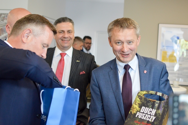 Wiceprezydent Dominik Konieczny otrzymał od gości z Podlasia 
