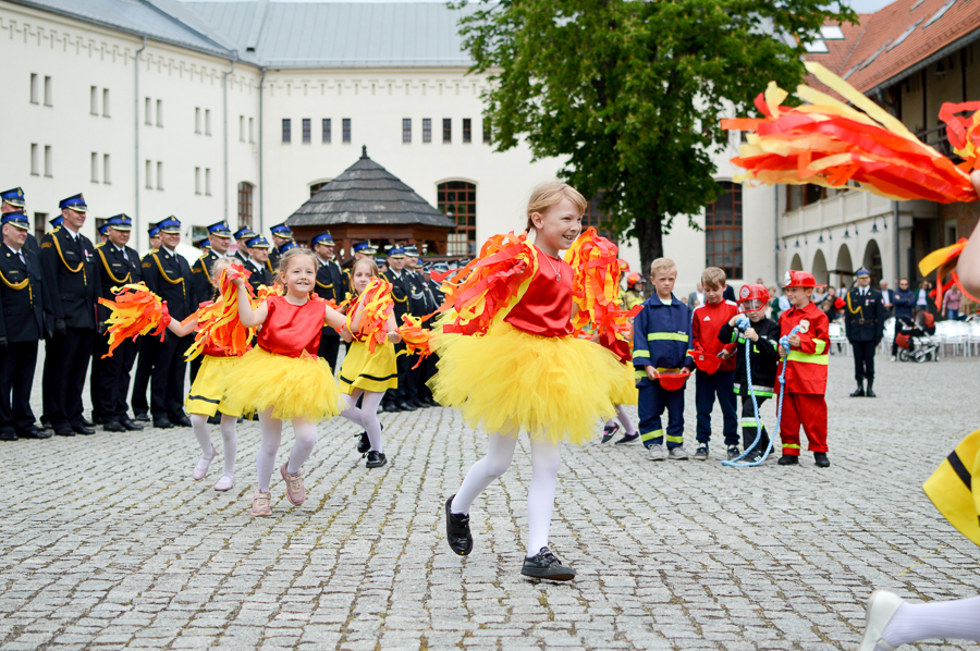 Dzieci z Przedszkola nr 15 w Raciborzu wykonały program artystyczny z tańczącymi ognikami.