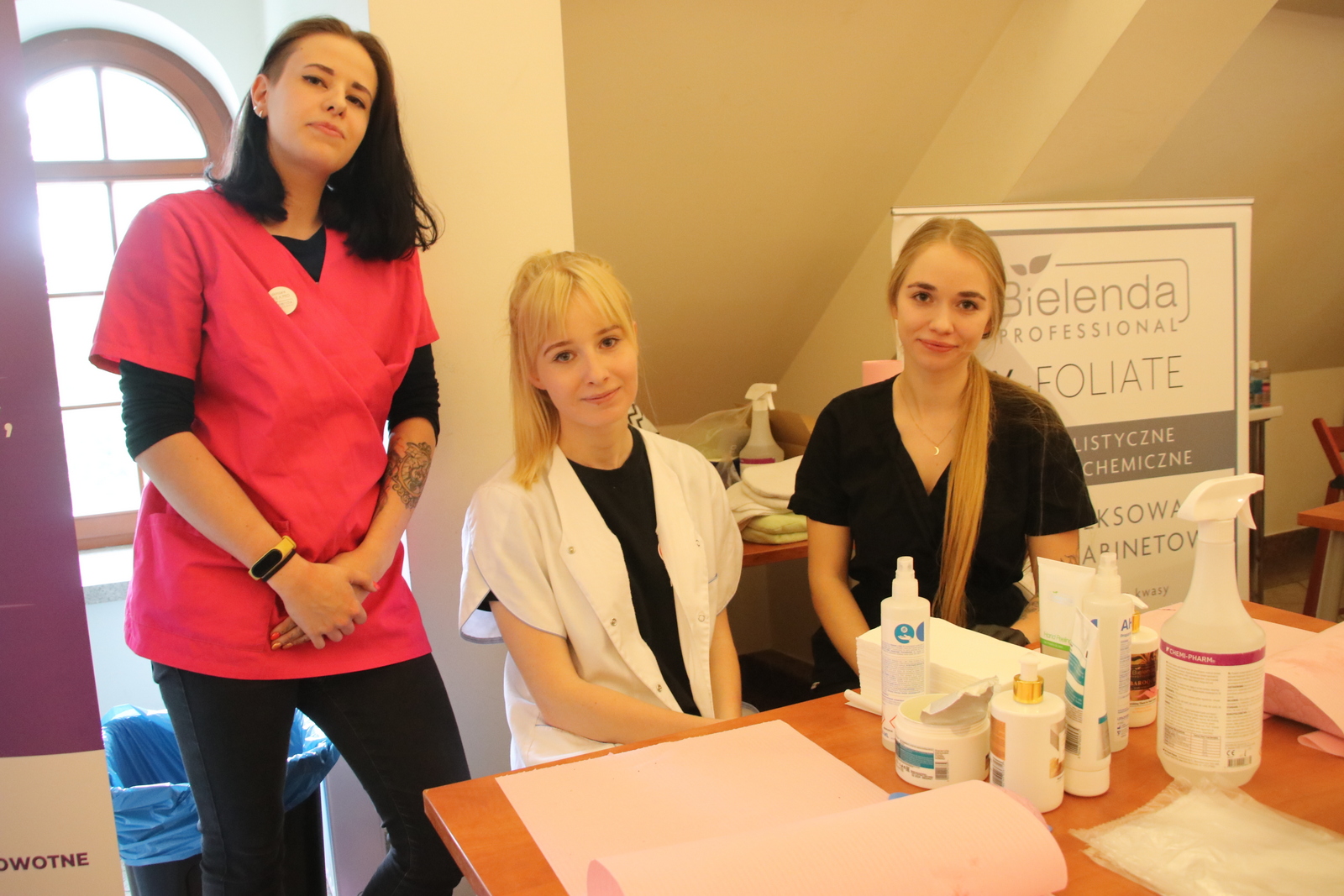 W trakcie Raciborskich Dni Urody można m.in. skorzystać z usług uczennic technikum usług kosmetycznych, na zdjęciu: Oliwia, Martyna i Sonia