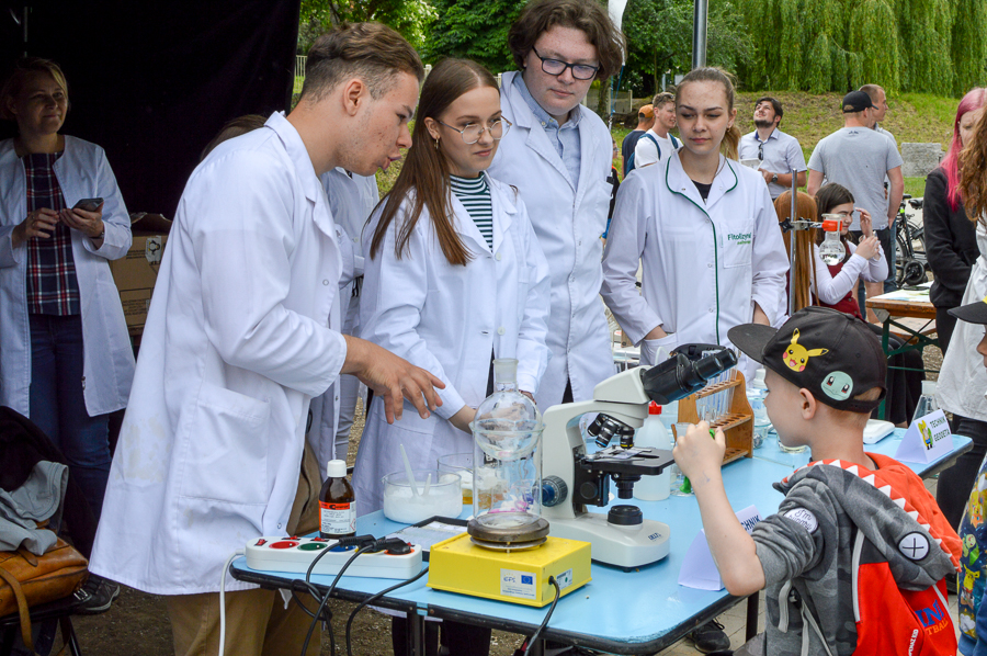 Młodzi technicy analitycy z CKZiU nr 1 w Raciborzu w interesujący sposób przekazywali dzieciom (i dorosłym) wiedzę z dziedziny chemii. Na zdjęciu od lewej: Piotrek, Klaudia, Filip i Amelia.