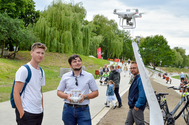 Jakub Żłobicki i Damian Białdyga to absolwenci CKZiU nr 1 w Raciborzu na kierunku technik geodeta. Podczas festiwalu prezentowali działanie drona, który jest wykorzystywany do robienia pomiarów geodezyjnych.