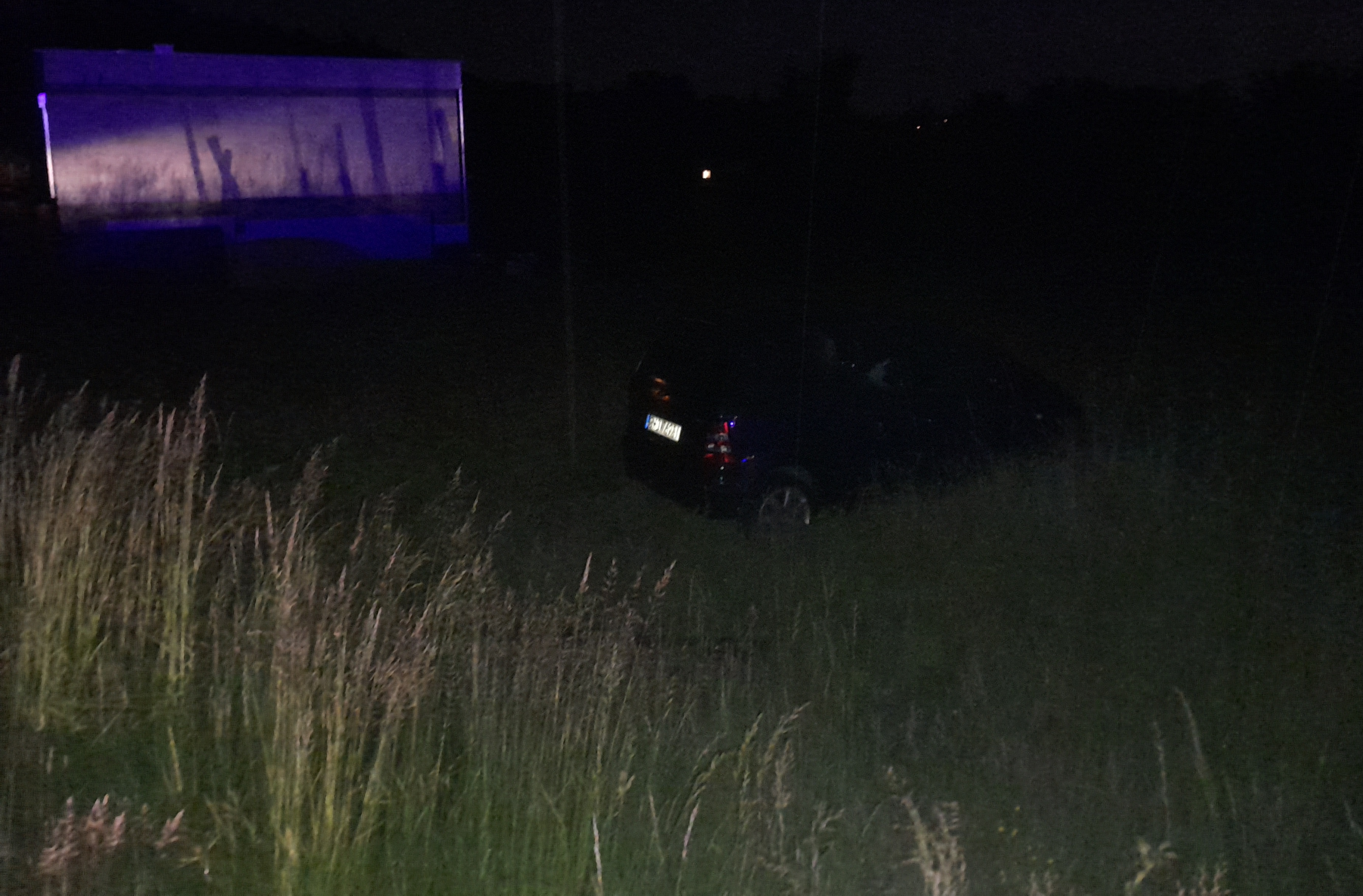 Pijany prowadząc samochód uderzył w słup, po czym wylądował na polu, fot. art