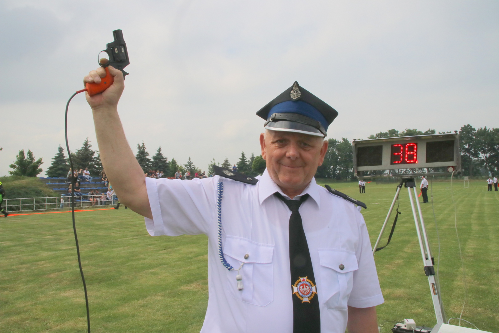 Paweł Kramarczyk z OSP Lekartów dawał druhnom i druhom znak do rozpoczęcia, używał do tego pistoletu hukowego