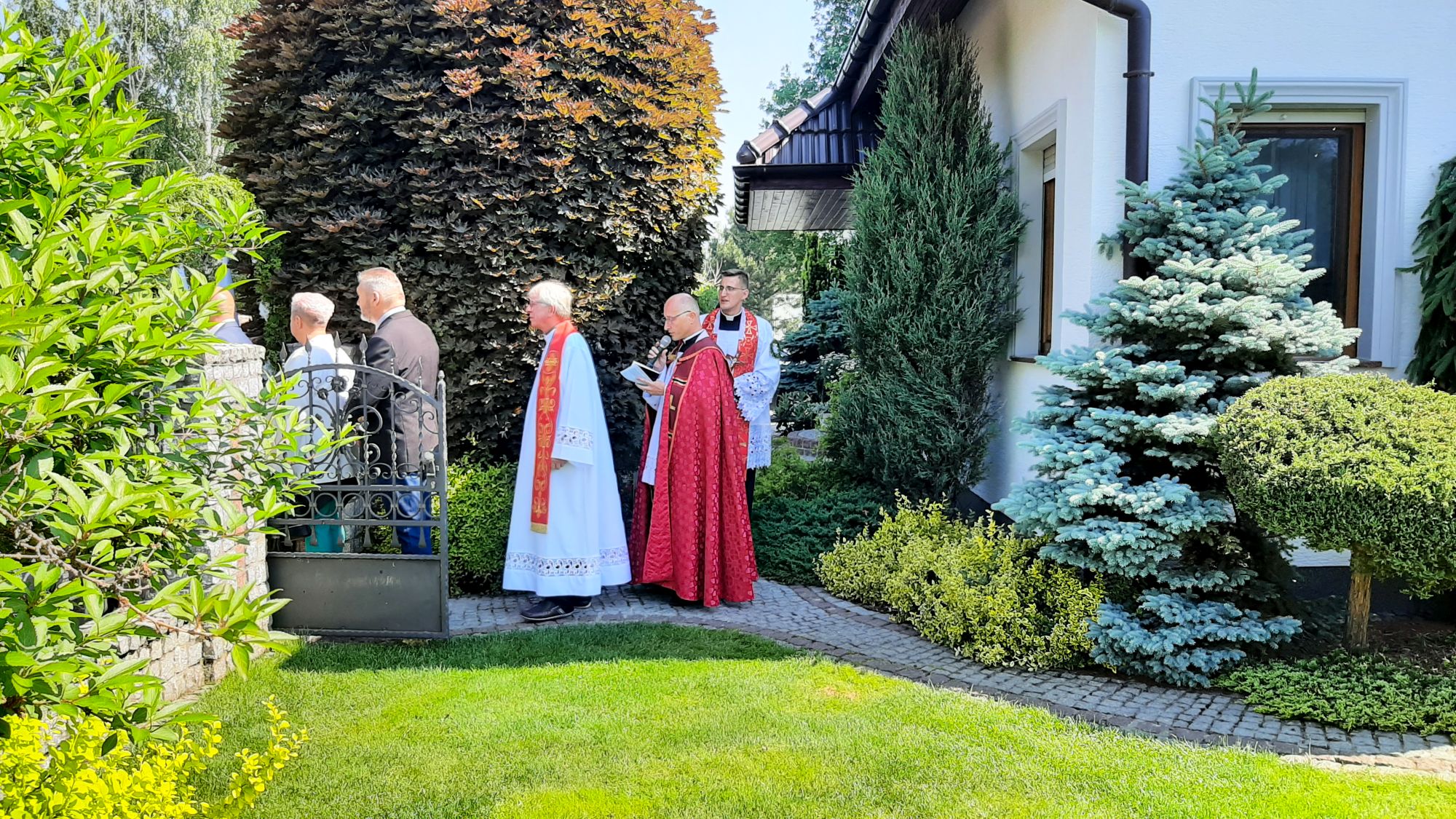 Ksiądz Przemysław wychodzi ze swojego rodzinnego domu