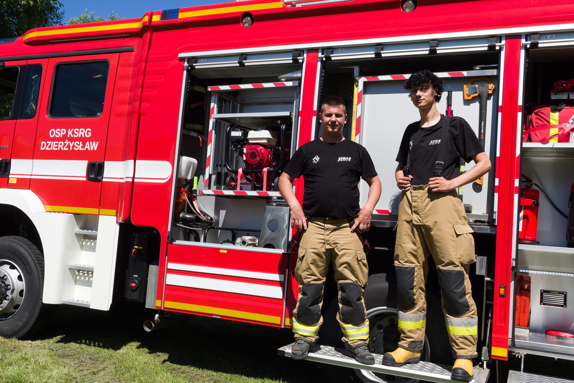 Strażacy OSP Dzierżysław Maciej Machowski i Jacek Borowy cieszą się z nowego wozu bojowego, który został poświęcony w tym tygodniu