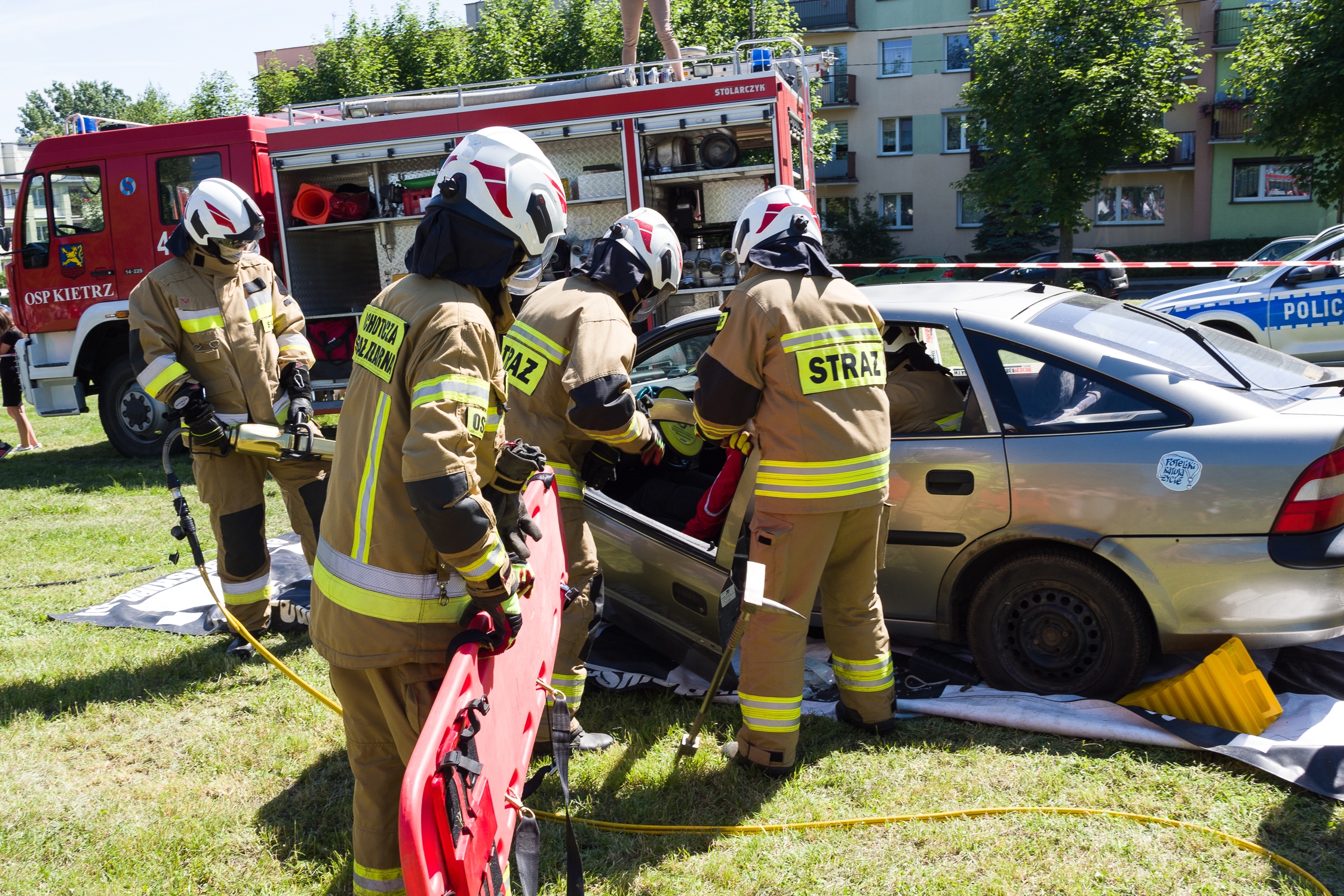 Strażacy OSP Kietrz zademonstrowali uwolnienie kierowcy z wypadku samochodowego