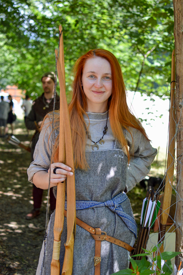 Dominika Rosława Staniszewska posługuje się długim łukiem wykonanym z jesionu. Broń ma 170 cm długości, co odpowiada wzrostowi łuczniczki.