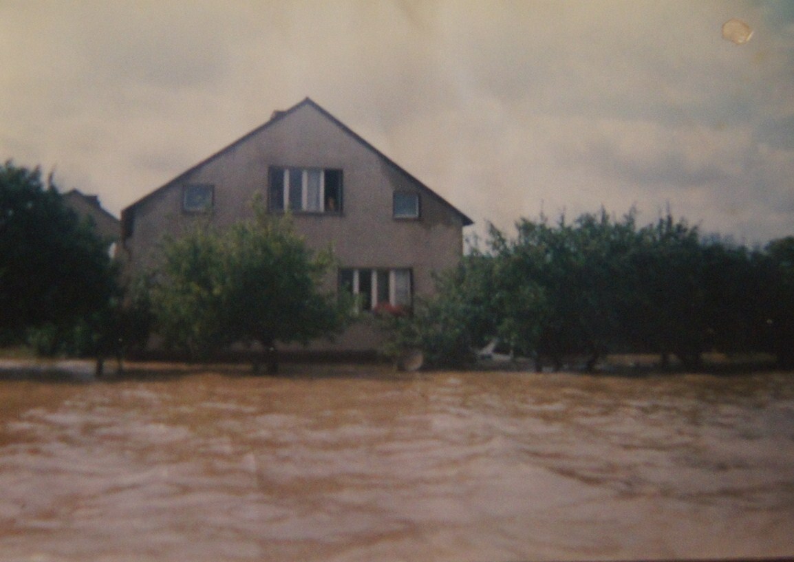 Dom Krystyny Świderskiej podczas powodzi w 1997 roku. fot. arch. prywatne