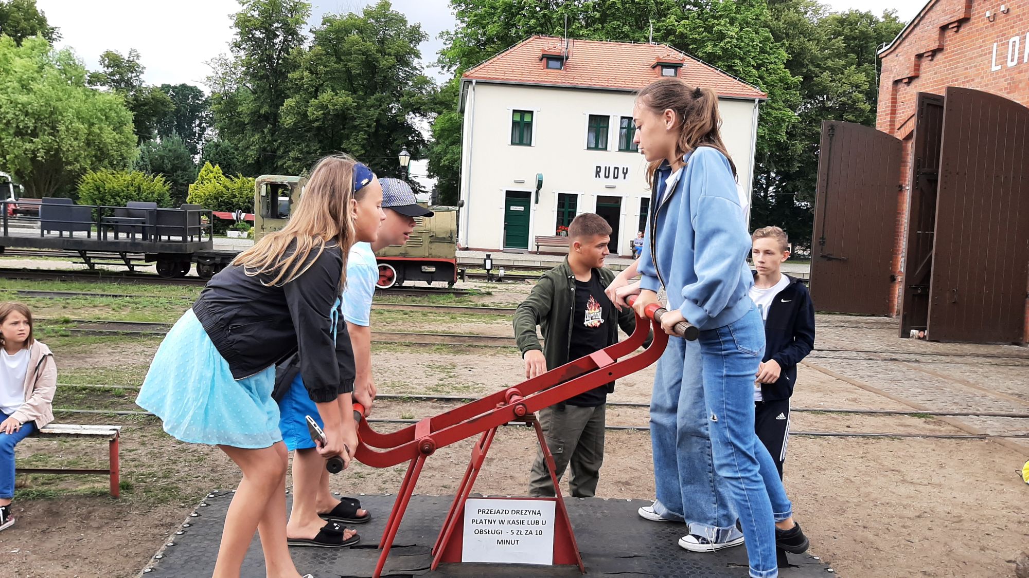 Oprócz zwiedzenia sali multimedialnej, dużym zainteresowaniem cieszyła się przejażdżka ręczną drezyną 