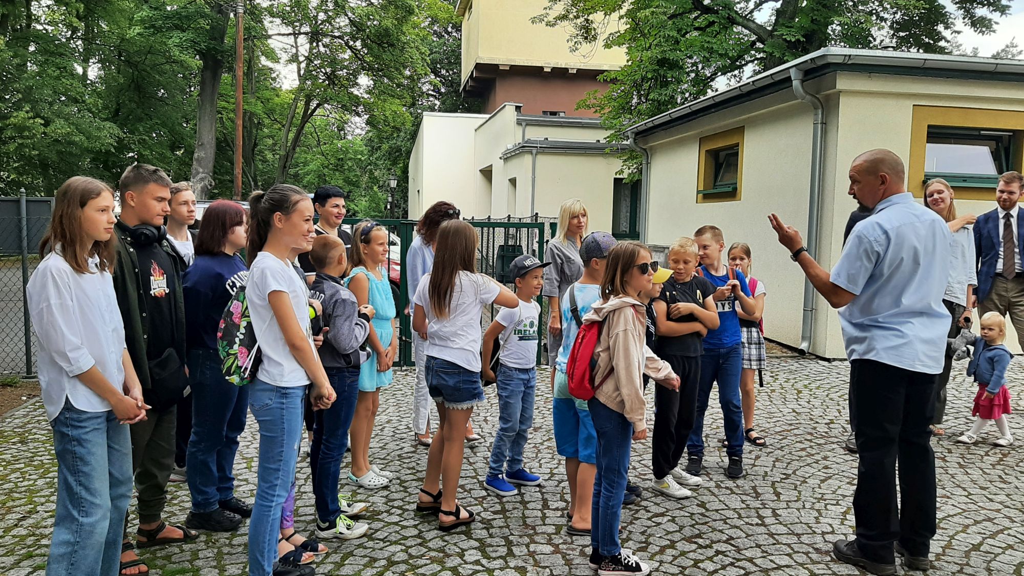 Dzieci na stacji przywitał dyrektor GOTiP Krzysztof Kopeć