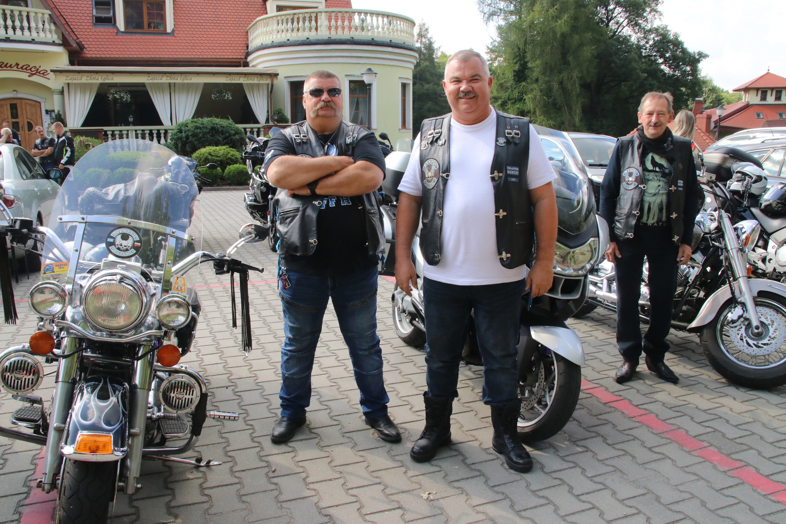 Janusz, Zbyszek i Sylwester reprezentowali w Pogrzebieniu klub motocyklowy Hanysy z Pszowa. W rozmowie z Nowinami przypomnieli, że niebawem organizują po raz kolejny swój zlot. Odbędzie się w dniach 12-14 sierpnia, na pszowskiej strzelnicy